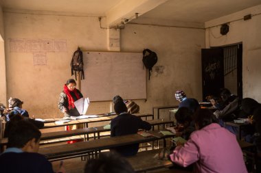 Çocuk halk okulunda derste