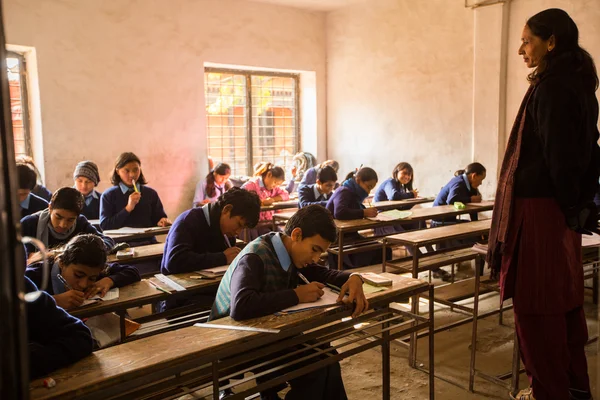 Los niños en la lección en la escuela pública —  Fotos de Stock