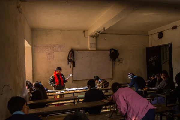 Los niños en la lección en la escuela pública —  Fotos de Stock