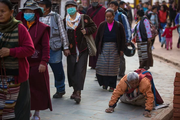 Pèlerins cercle stupa Boudhanath — Photo