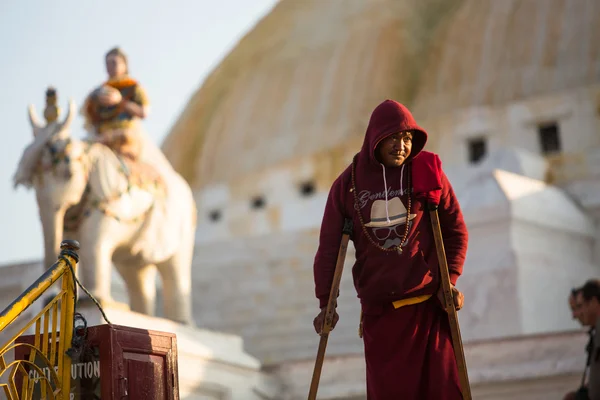 Pilger umkreisen Stupa Boudhanath — Stockfoto