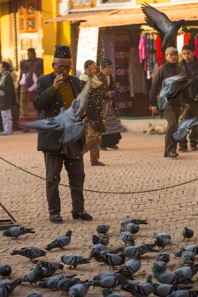 Pilgrimer cirkel stupa boudhanath — Stockfoto