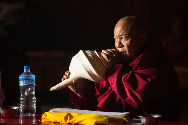 Buddhist lama plays music — Stock Photo, Image