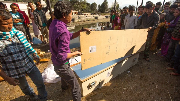 Kremační obřad na břehu řeky bagmati — Stock fotografie