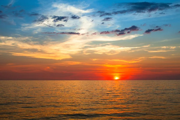 Pôr do sol sobre o oceano — Fotografia de Stock