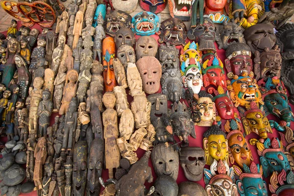 Masques, souvenirs dans la boutique de rue — Photo