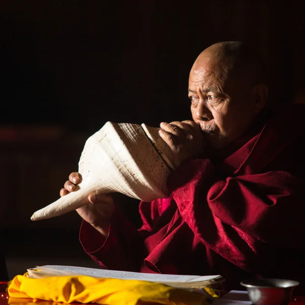 Buddhist lama plays music — Stock Photo, Image