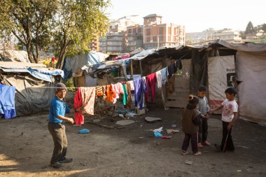 Tanımlanamayan yoksul insanların, gecekondu evlerinin yakınında