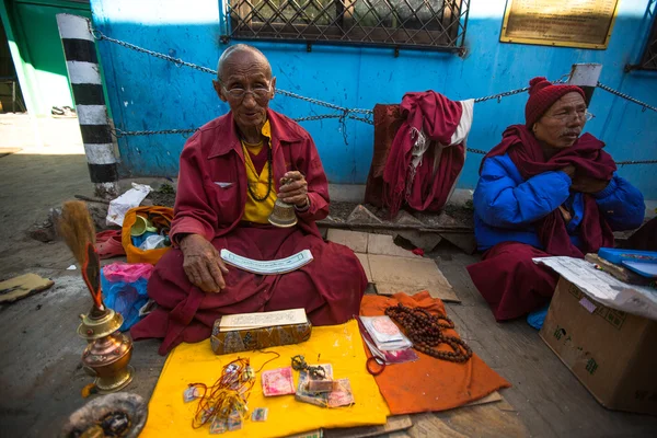 Peregrinos não identificados círculo stupa Boudhanath — Fotografia de Stock
