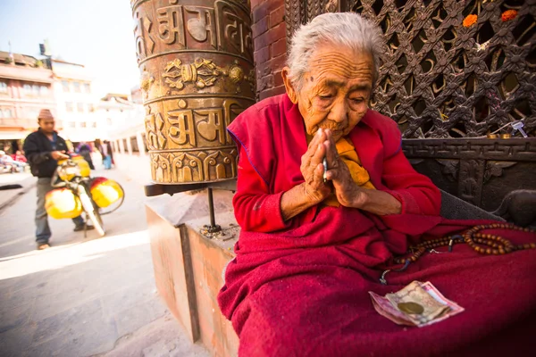 Unidentified pilgrims circle stupa Boudhanath — Stock Photo, Image