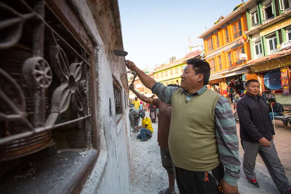 Réparation de Stupa Boudhanath par des travailleurs non identifiés — Photo