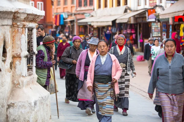 Unbekannte Pilger umkreisen Stupa Boudhanath — Stockfoto