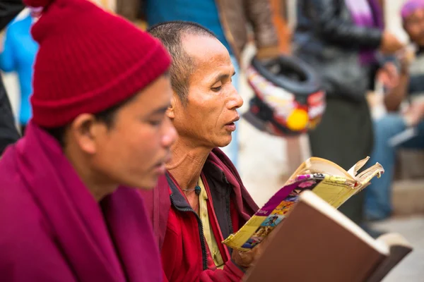 Peziarah tak dikenal mengelilingi stupa Boudhanath — Stok Foto