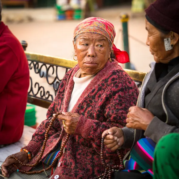 Niet-geïdentificeerde pelgrims cirkel Bouddhanath stupa — Stockfoto