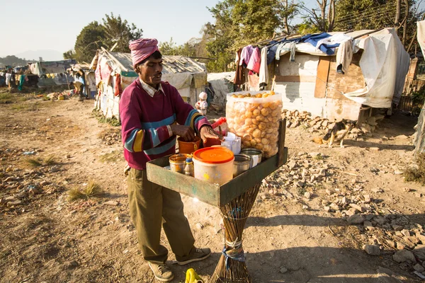 Des pauvres non identifiés près de leurs maisons dans des bidonvilles — Photo