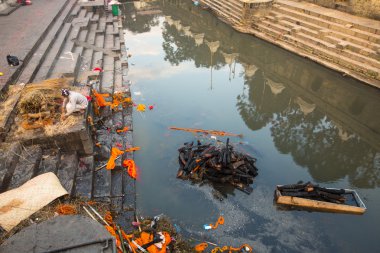 Kutsal bagmati Nehri boyunca ölü yakma töreninde