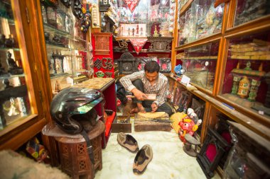 onun içinde çalışan kimliği belirsiz Nepal adam ahşap Atölyesi