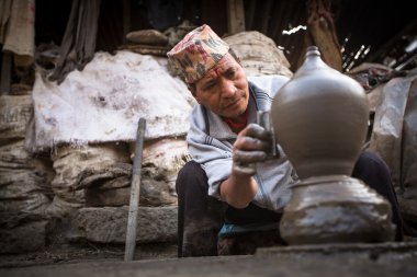 Tanımlanamayan Nepal adam onun çalışma çanak çömlek Atölyesi
