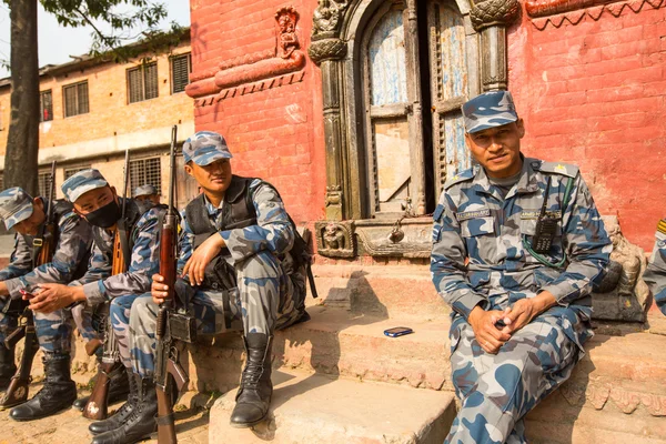 Soldados nepaleses desconocidos Fuerza de Policía Armada cerca de la escuela pública — Foto de Stock