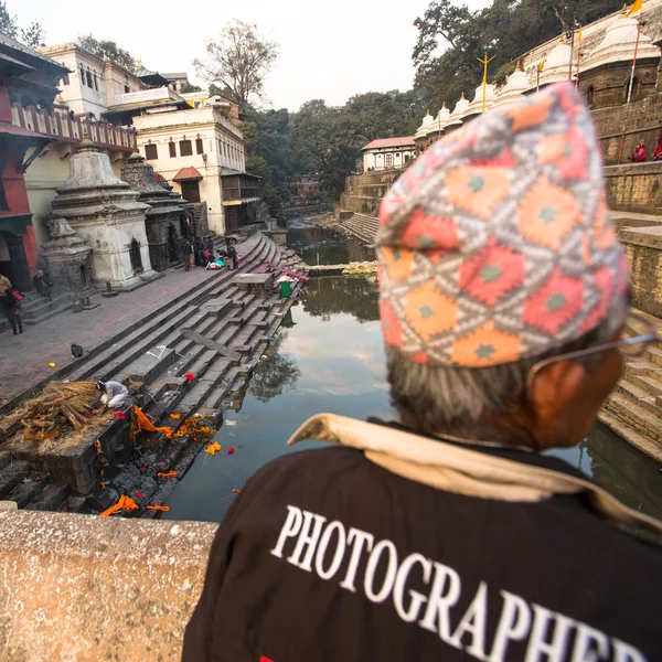 Tijdens de ceremonie crematie langs de rivier de Heilige bagmati — Stockfoto