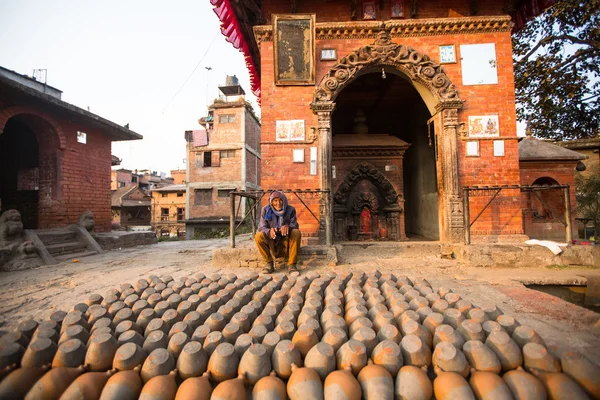 Niet-geïdentificeerde nepalese man aan het werk in zijn atelier aardewerk — Stockfoto