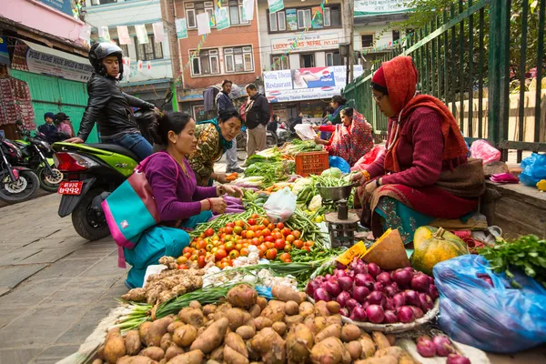 Unidentified street vendor in historic center of city — Stock Photo, Image