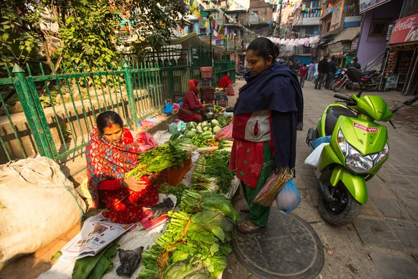 Unidentified street vendor in historic center of city — Stock Photo, Image