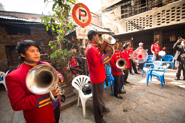 Niezidentyfikowane muzyków w tradycyjnych wesele nepalska — Zdjęcie stockowe