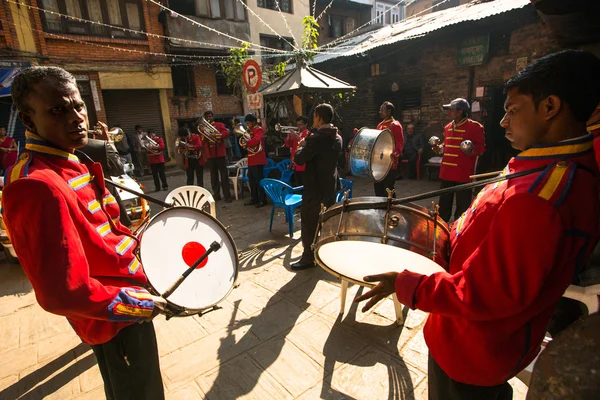 Unidentified musicians in traditional Nepalese wedding — Stock Photo, Image