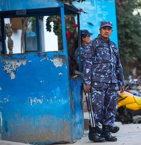 Policía de guardia no identificada del King Tribhuwan Memorial Museum —  Fotos de Stock