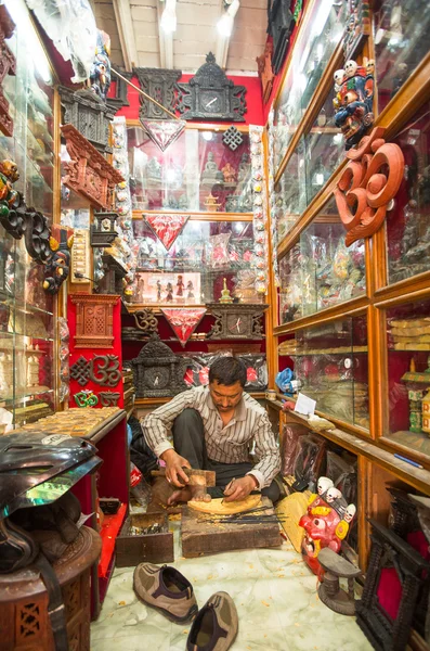 Niet-geïdentificeerde nepalese man aan het werk in de zijn hout workshop — Stockfoto