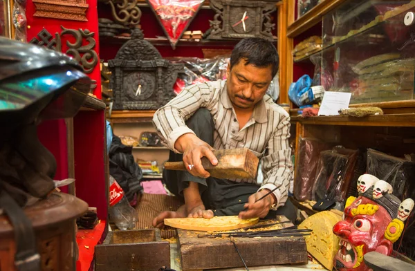Unbekannter nepalesischer Mann arbeitet in seiner Holzwerkstatt — Stockfoto