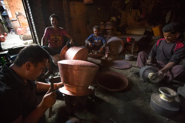 Niet-geïdentificeerde nepalese tinman werken in zijn atelier — Stockfoto