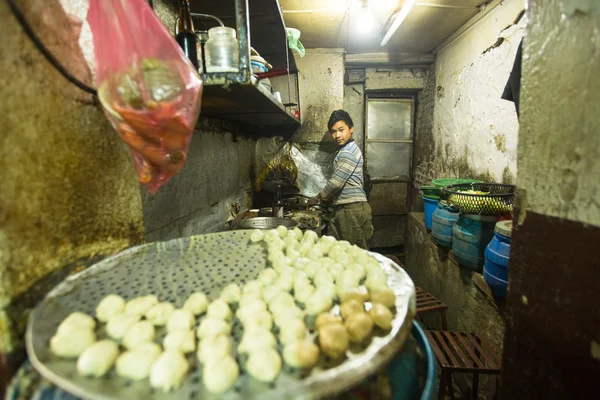 Menino não identificado da área mais pobre que trabalha na sala de jantar da cozinha — Fotografia de Stock