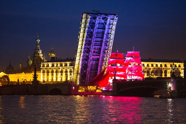 Firandet scarlet seglen Visa under festivalen vita nätter — Stockfoto