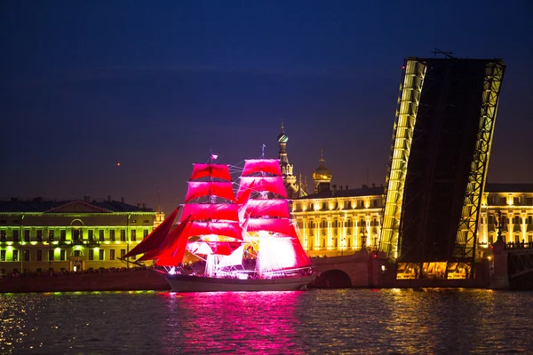 緋色の帆を示す白い夜の祭りの期間中のお祝い — ストック写真