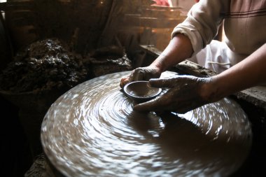 Kil potter's tekerlek üzerinde çalışan eller Close-Up.