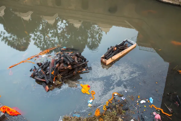 Řeky bagmati (kremační obřad) v Káthmándú — 图库照片