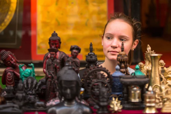 Adolescente em uma loja de lembranças em Kathmandu . — Fotografia de Stock