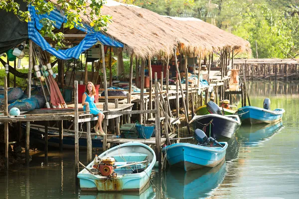 Adolescente in un villaggio di pescatori — Foto Stock