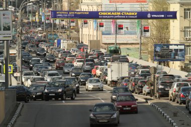 şehir merkezini arabalar tribünlerde trafik jam