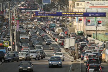 şehir merkezini arabalar tribünlerde trafik jam