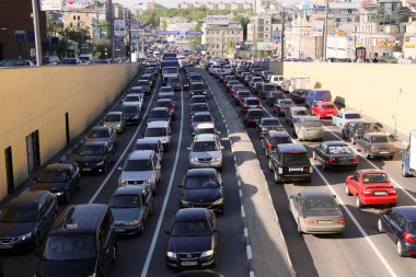 şehir merkezini arabalar tribünlerde trafik jam