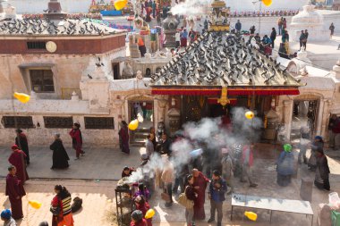 Tanımlanamayan Budist hacılar stupa boudhanath yakın