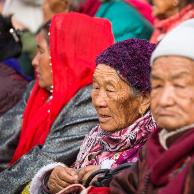 Tanımlanamayan Budist hacılar stupa boudhanath yakın