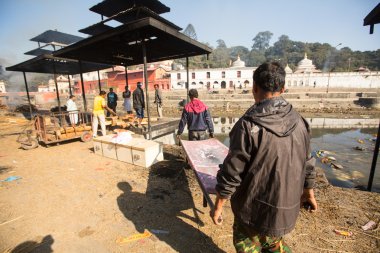 Tanımlanamayan yerel halkın kutsal bagmati Nehri boyunca ölü yakma töreni sırasında