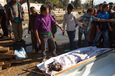 Tanımlanamayan yerel halkın kutsal bagmati Nehri boyunca ölü yakma töreni sırasında