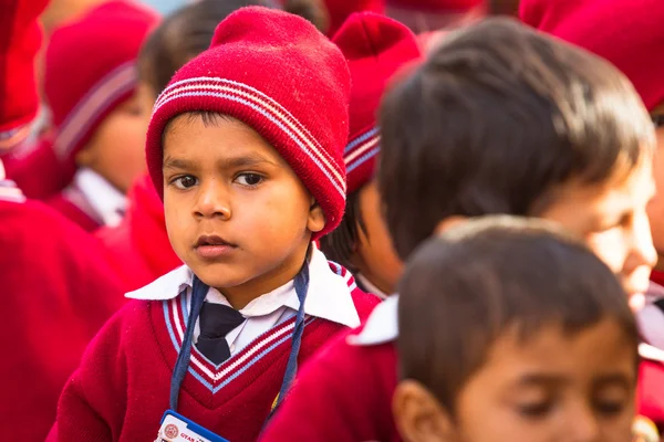 Alumnos desconocidos durante la clase de baile en la escuela primaria — Foto de Stock