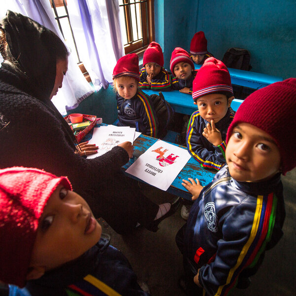 Неизвестные ученики в классе английского языка
