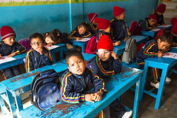 Unknown pupils in English class — Stock Photo, Image